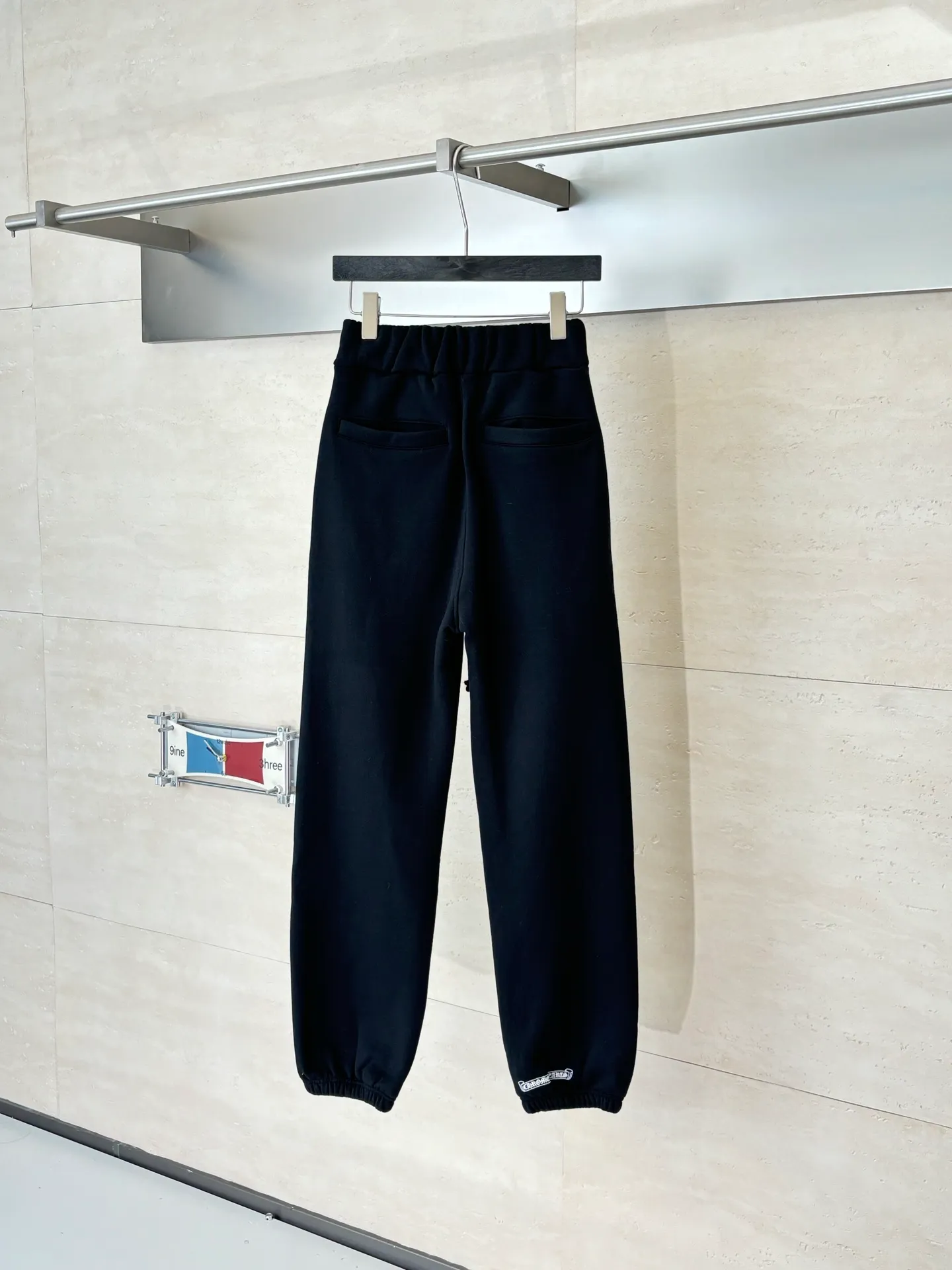 P366 Chrome Heart*/Chrome Heart Ch Sanskrit black loose-fitting leggings sweatpants. Made of high-weight velvet cotton fabric, which combines warmth and crisp texture. The version is the popular "wide at the top and narrow at the bottom" leggings silhouette. It is equipped with a drawstring waistband, double side pockets and back pockets. While maintaining a casual street feel, it highlights the tonality of luxury items through high-tech printing and fabric texture. Size: S/M/L